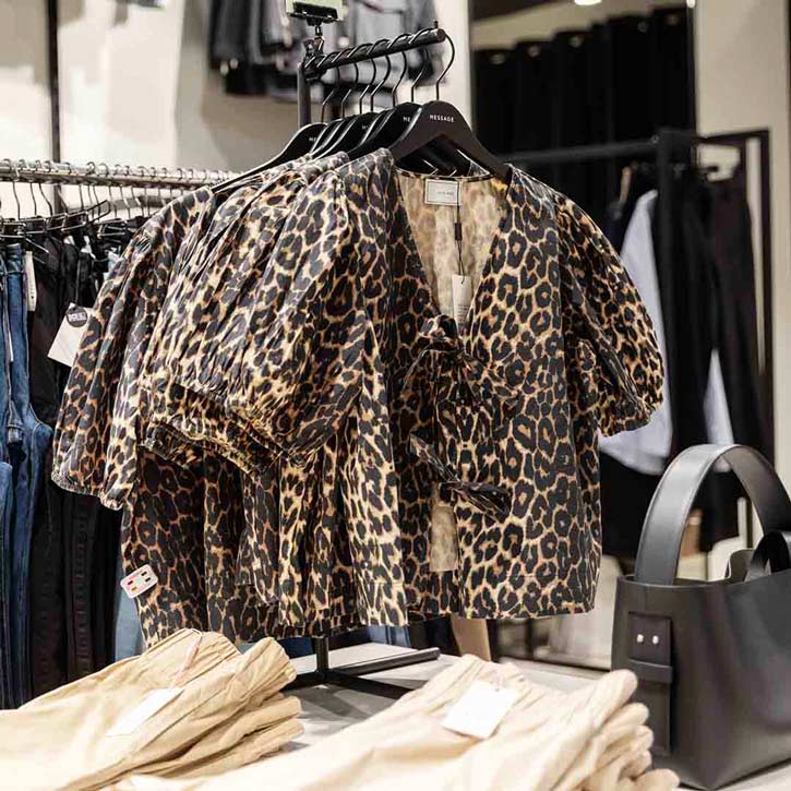 Flot leopard skjorte t-shirt fra Message på Frederiksberg.